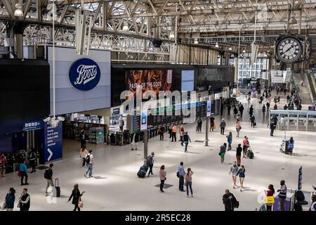 Londra, Regno Unito. 02nd giugno, 2023. Viste generali dell'atrio a Waterloo Station durante l'azione industriale da parte della RMT. La Gran Bretagna si sta dirigendo verso una seconda estate consecutiva di scioperi ferroviari questa settimana, mentre i capi sindacali e i ministri rimangono a testa di loggerhead sulle condizioni di lavoro e salario. Credit: SOPA Images Limited/Alamy Live News Foto Stock