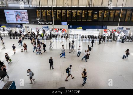 Londra, Regno Unito. 02nd giugno, 2023. Viste generali dell'atrio a Waterloo Station durante l'azione industriale da parte della RMT. La Gran Bretagna si sta dirigendo verso una seconda estate consecutiva di scioperi ferroviari questa settimana, mentre i capi sindacali e i ministri rimangono a testa di loggerhead sulle condizioni di lavoro e salario. Credit: SOPA Images Limited/Alamy Live News Foto Stock