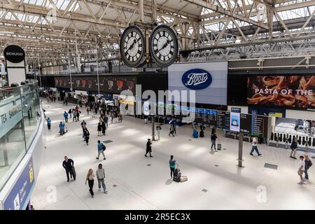 Londra, Regno Unito. 02nd giugno, 2023. Viste generali dell'atrio a Waterloo Station durante l'azione industriale da parte della RMT. La Gran Bretagna si sta dirigendo verso una seconda estate consecutiva di scioperi ferroviari questa settimana, mentre i capi sindacali e i ministri rimangono a testa di loggerhead sulle condizioni di lavoro e salario. Credit: SOPA Images Limited/Alamy Live News Foto Stock