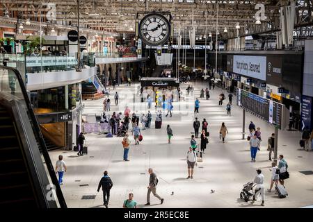 Londra, Regno Unito. 02nd giugno, 2023. Viste generali dell'atrio a Waterloo Station durante l'azione industriale da parte della RMT. La Gran Bretagna si sta dirigendo verso una seconda estate consecutiva di scioperi ferroviari questa settimana, mentre i capi sindacali e i ministri rimangono a testa di loggerhead sulle condizioni di lavoro e salario. (Foto di Tejas Sandhu/SOPA Images/Sipa USA) Credit: Sipa USA/Alamy Live News Foto Stock