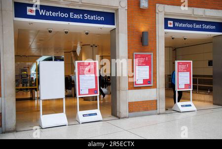 Londra, Regno Unito. 3rd giugno, 2023. I consigli di amministrazione dichiarano la chiusura a London Waterloo. I membri dell'Unione ASLEF sono in sciopero oggi dopo aver rifiutato la recente offerta di pagamento. Oggi è una giornata impegnativa a Londra con la finale della F A Cup a Wembley, l'Epsom Derby e un grande concerto di Beoynce allo stadio Tottenham Hospur. ASLEF stanno progettando ulteriori scioperi a meno che il governo non torni con un'offerta salariale migliorata. I membri del sindacato di RMT inoltre stanno intraprendendo l'azione di sciopero questo wekk. Credit: Joe Maida/Alamy Live News Foto Stock