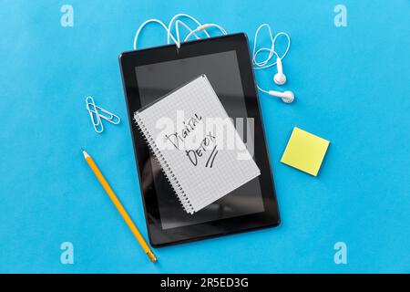 gadget e parole di disintossicazione digitale scritte in blocco note Foto Stock