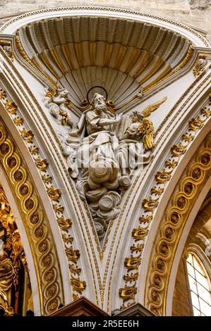 Valencia, Spagna - 17 luglio 2022: Scultura del santo religioso. Elementi architettonici interni nella Cattedrale Metropolitana – Basilica dell'Assumpio Foto Stock