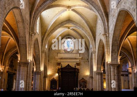 Valencia, Spagna - 17 luglio 2022: Archi nel soffitto. Caratteristiche architettoniche interne nella Cattedrale Metropolitana - Basilica dell'Assunzione di ou Foto Stock