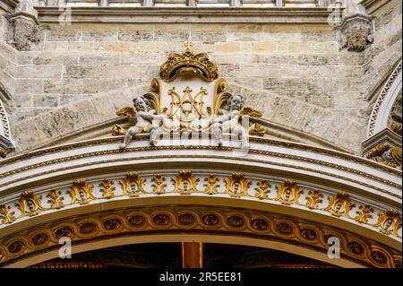 Valencia, Spagna - 17 luglio 2022: Decorazione sulla parte superiore di una porta. Caratteristiche architettoniche interne nella Cattedrale Metropolitana – Basilica dell'Assunzione Foto Stock