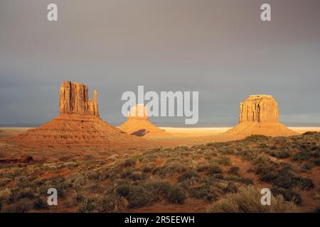 The famous Monument Valley in the USA with dark strom clouds Foto Stock