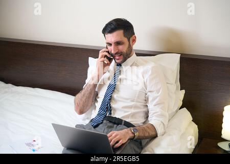 L'uomo in ufficio si trova su un grande letto Foto Stock