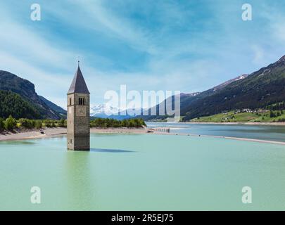 Inondati (nel 1950) torre campanaria in Reschensee e famiglia (Italia, chiesa edificio nel XIV secolo) Foto Stock