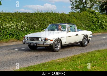 1973 70s Yellow Settanta Triumph Stag benzina 2997 cc in viaggio nel Cheshire Regno Unito Foto Stock