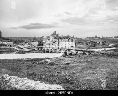 Una vista di fine 19th ° secolo di Glanworth, un villaggio nella contea di Cork, Irlanda. Il ponte a 13 archi della metà del 17th ° secolo sul fiume Fundhion, si dice che sia il 'più stretto e più antico ponte pubblico in uso quotidiano' in Europa. Sopra di essa sorgono le rovine del Castello di Glanworth del 13th° secolo, costruito dalla famiglia Condon, coloni normanni che arrivarono nella zona di Cork nel XII secolo. Foto Stock