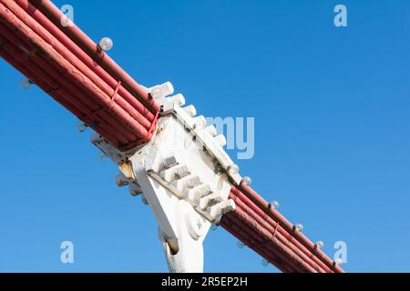 Closeup di cavi arrugginiti su Chelsea Bridge, Chelsea Bridge Road, Londra, SW3, Inghilterra, REGNO UNITO Foto Stock