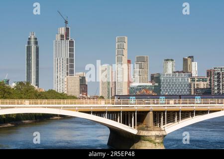 Grosvenor Bridge, o Victoria Railway Bridge, che attraversa il Tamigi a Battersea con nove grattacieli di Elms sullo sfondo, Londra, Inghilterra, Regno Unito Foto Stock