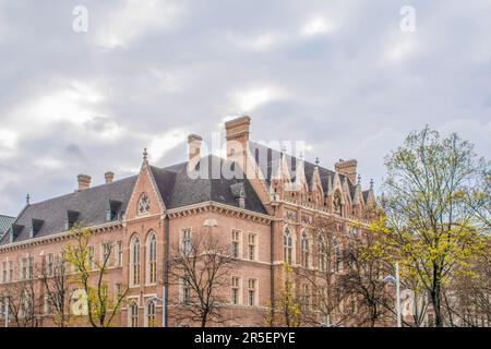 vienna, austria. 9 aprile 2023 la sinfonia architettonica di vienna: Armonizzare gli edifici con la natura sotto i cieli azzurri Foto Stock