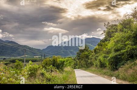 Chu mom Ray montagna visto in lontananza, SA Thay District, Provincia di Kontum, Vietnam. La montagna alta 1.700m m presta il suo nome all'unico nazionale Foto Stock