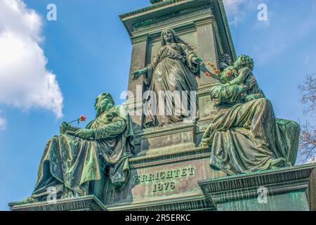 vienna, austria. 20 aprile 2023 schiller monumento o statua di johann christoph friedrich von schiller schillerdenkmal Foto Stock