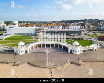 Veduta aerea del padiglione De la Warr a Bexhill sul mare sulla costa orientale del sussex Foto Stock
