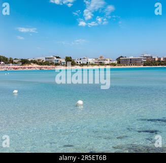 Suggestiva Torre Chianca spiaggia di sabbia bianca su Salento mare Ionio costa, Porto Cesareo, Puglia, Italia. Persone irriconoscibile. Foto Stock