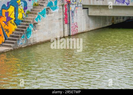 vienna, austria. 28 aprile 2023, tela urbana: esplorare l'arte dei graffiti e la cultura dello scarico dell'acqua lungo il canale del danubio Foto Stock