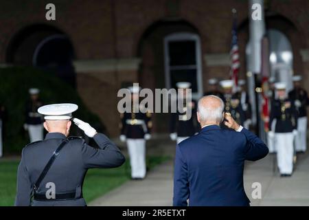 Washington DC, Stati Uniti. 02nd giugno, 2023. Il presidente degli Stati Uniti Joe Biden e il generale del corpo marino degli Stati Uniti David H. Berger, comandante del corpo marino salutano durante la baracche marina venerdì sera parata alle baracche marine di Washington, DC venerdì 2 giugno 2023. Credito: Bonnie Cash/Pool tramite CNP /MediaPunch credito: MediaPunch Inc/Alamy Live News Foto Stock