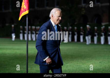 Washington DC, Stati Uniti. 02nd giugno, 2023. Il presidente degli Stati Uniti Joe Biden partecipa alla parata serale del venerdì alle caserme marine di Washington, DC, venerdì 2 giugno 2023. Credito: Bonnie Cash/Pool tramite CNP /MediaPunch credito: MediaPunch Inc/Alamy Live News Foto Stock