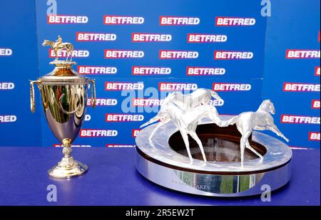 Una vista generale del Kentucky Derby Trophy e del Epsom Derby Trophy il Derby Day del 2023 Derby Festival all'ippodromo di Epsom Downs, Epsom. Data immagine: Sabato 3 giugno 2023. Foto Stock