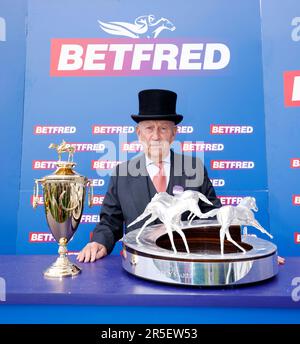 Fred, proprietario di una betfred, si presenta con il Kentucky Derby Trophy e il Epsom Derby Trophy il Derby Day del 2023 Derby Festival all'ippodromo di Epsom Downs, Epsom. Data immagine: Sabato 3 giugno 2023. Foto Stock