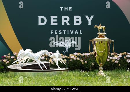 Una vista generale del Kentucky Derby Trophy e del Epsom Derby Trophy il Derby Day del 2023 Derby Festival all'ippodromo di Epsom Downs, Epsom. Data immagine: Sabato 3 giugno 2023. Foto Stock