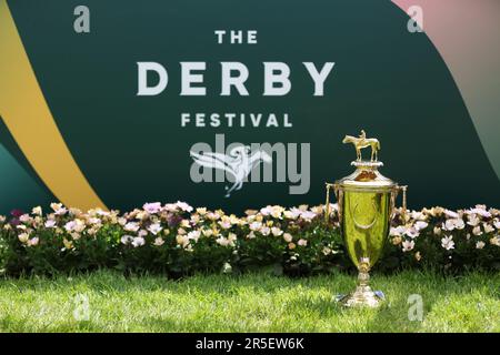 Una vista generale del Kentucky Derby Trophy il Derby Day del 2023 Derby Festival all'ippodromo di Epsom Downs, Epsom. Data immagine: Sabato 3 giugno 2023. Foto Stock