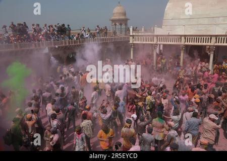 Folla durante Holi nel tempio di Nandgaon, India Foto Stock