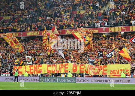 Tifosi e sostenitori di RC Lens raffigurati con un banner con RC Lens Coupe d’Europe Devils su di esso durante una partita di calcio tra t Racing Club de Lens e AC Ajaccio, il 37th° giorno della stagione 2022-2023 Ligue 1 Uber Eats , Domenica 27 maggio 2023 a Lens , Francia . PHOTO SPORTPIX | David Catry Foto Stock