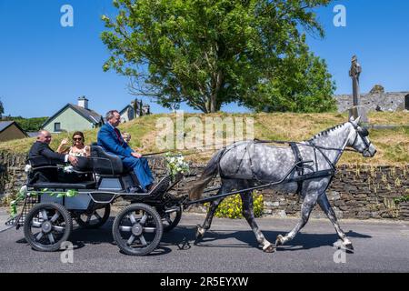 Timoleague, West Cork, Irlanda. 3rd giugno, 2023. In una giornata calda e soleggiata a Timoleague, sposa-to-be, Laura o'Donovan di Timoleague, è guidata dal Frate Francescano di Timoleague al suo matrimonio con Cillian Cullinane dal carrozza Denis o'Donoghue, trainato da 'Stella' il cavallo irlandese. Credit: AG News/Alamy Live News Foto Stock