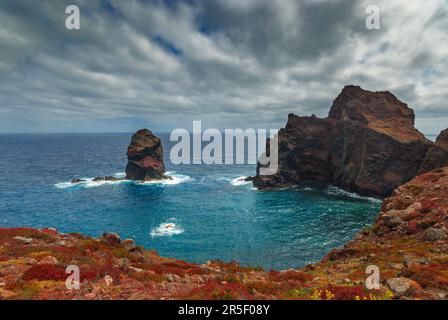 Guardiano dell'Atlantico, Majestic Gorilla Rock a Ponta de Sao Lourenco, Isola di Madeira, Portogallo Foto Stock