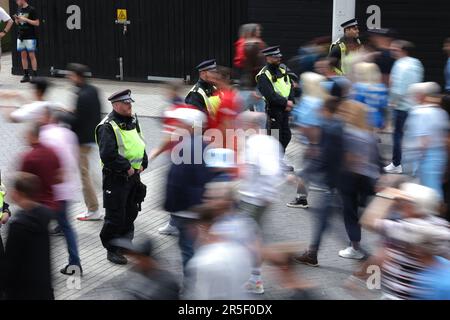 Londra, Regno Unito. 03rd giugno, 2023. Polizia su Wembley Way alla finale della Emirates fa Cup Manchester City contro Manchester United, partita al Wembley Stadium, Londra, Regno Unito il 3rd giugno 2023. Credit: Paul Marriott/Alamy Live News Foto Stock