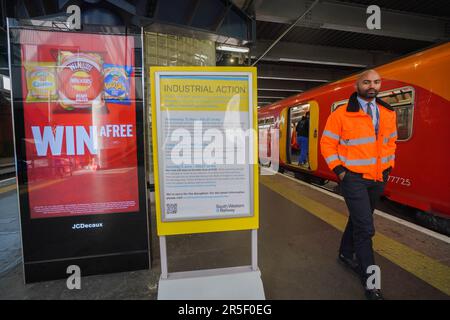 Londra Regno Unito. 3 giugno 2023 . Il personale ferroviario del sud-ovest passa davanti a un cartello con un avvertimento plfterm sull'azione industriale. Ci sono meno servizi che partono dalla stazione di Waterloo il secondo giorno di azione di sciopero chiamato dagli autisti del treno di Aslef in condizioni di retribuzione. Lo sciopero ferroviario causerà ritardi e disagi ai passeggeri e coincide con la finale della fa Cup a Wembley tra Manchester United e Manchester City.Credit: amer Ghazzal/Alamy Live News Foto Stock