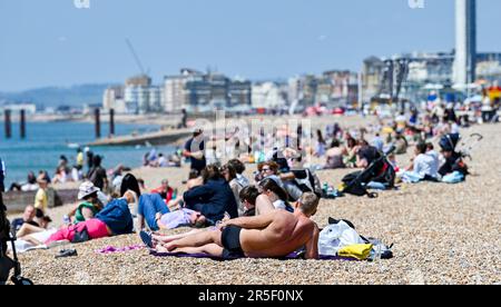 Brighton UK 3rd Giugno 2023 - i visitatori godono il sole sulla spiaggia di Brighton mentre il bel tempo continua lungo la costa meridionale : Credit Simon Dack / Alamy Live News Foto Stock