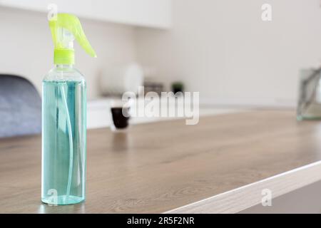 Deodorante per ambienti sul tavolo in cucina Foto Stock