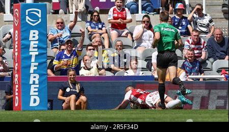 St James Park, Newcastle, Regno Unito. 3rd giugno, 2023. Betfred Super League Magic Weekend Rugby League, Salford Red Devils contro Hull KR; Elliot Minchella di Hull KR segna il primo tentativo del suo fianco nel 11th minuto per renderlo 0-4 credito: Action Plus Sports/Alamy Live News Foto Stock