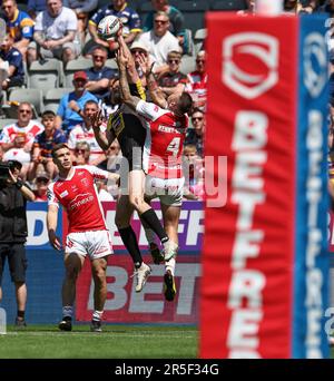 St James Park, Newcastle, Regno Unito. 3rd giugno, 2023. Betfred Super League Magic Weekend Rugby League, Salford Red Devils contro Hull KR; Salford Red Devils Joe Burgess si capovolge su un'alta spinta da Shaun Kenny-Dowall di Hull KR Credit: Action Plus Sports/Alamy Live News Foto Stock