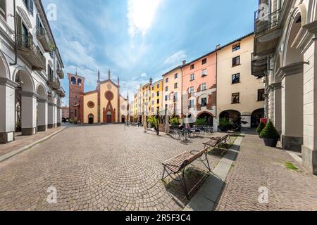 Pinerolo, Torino, Piemonte, Italia - 29 aprile 2023: Paesaggio di Piazza San Donato con la Cattedrale di San Donato (10th - 15th sec.) e antiche mediae Foto Stock