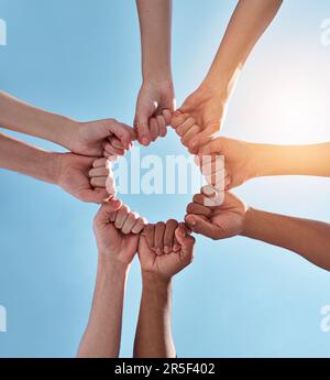 Diversità, pugno pompa e mani in un cerchio insieme per l'unità, la collaborazione e il lavoro di squadra. Solidarietà, empowerment e closeup di un gruppo di Foto Stock