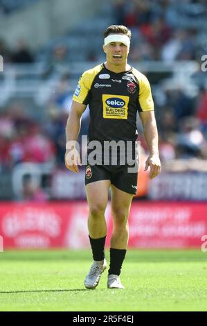 Newcastle, Inghilterra - 3rd giugno 2023 - Brodie Croft (6) di Salford Red Devils. Rugby League Magic Weekend, Salford Red Devils vs Hull Kingston Rovers a St James Park, Newcastle, Regno Unito Foto Stock