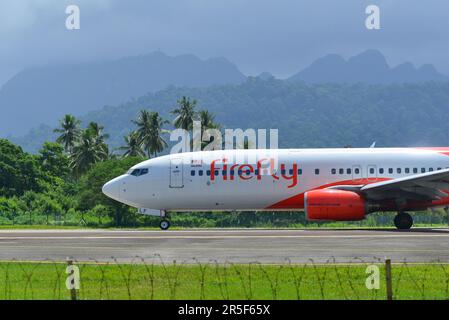 Langkawi, Malesia - 28 maggio 2023. 9m-MLF Firefly Boeing 737-800 (WL) tassare per decollo dall'aeroporto di Langkawi (LGK), Malesia. Foto Stock