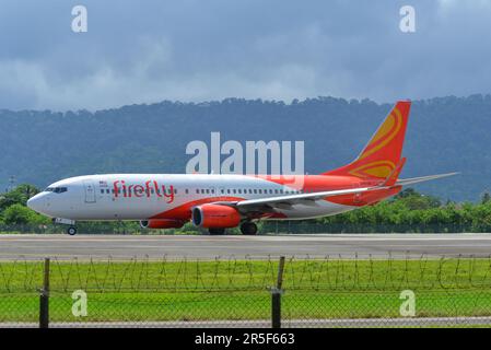 Langkawi, Malesia - 28 maggio 2023. 9m-MLF Firefly Boeing 737-800 (WL) tassare per decollo dall'aeroporto di Langkawi (LGK), Malesia. Foto Stock