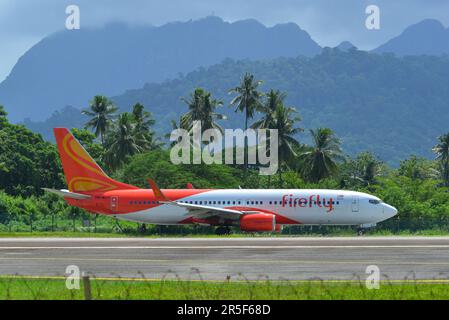Langkawi, Malesia - 28 maggio 2023. 9m-MLF Firefly Boeing 737-800 (WL) tassare per decollo dall'aeroporto di Langkawi (LGK), Malesia. Foto Stock