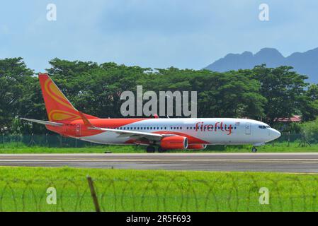 Langkawi, Malesia - 28 maggio 2023. 9m-MLF Firefly Boeing 737-800 (WL) tassare per decollo dall'aeroporto di Langkawi (LGK), Malesia. Foto Stock