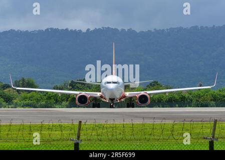 Langkawi, Malesia - 28 maggio 2023. 9m-MLF Firefly Boeing 737-800 (WL) tassare per decollo dall'aeroporto di Langkawi (LGK), Malesia. Foto Stock