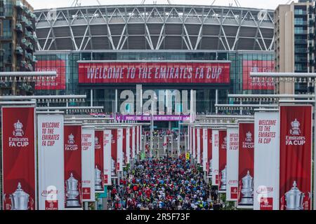 Londra, Regno Unito. 3 giugno 2023. I tifosi arrivano sulla Olympic Way per la finale della fa Cup tra Manchester City e Manchester United allo stadio di Wembley. Nella zona è stato imposto un divieto di non alcool per la sicurezza della folla. Credit: Stephen Chung / Alamy Live News Foto Stock