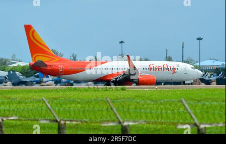 Langkawi, Malesia - 28 maggio 2023. 9m-MLF Firefly Boeing 737-800 (WL) tassare per decollo dall'aeroporto di Langkawi (LGK), Malesia. Foto Stock