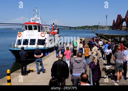 South Queensferry, Scozia, Regno Unito. 3rd giu 2023. Un alveare di attività al South Queensferry con i visitatori che godono il bel tempo soleggiato e partecipare a varie attività di sport acquatici e gite in barca. Tour in barca della Maid of the Forth con passeggeri al molo Hawes in attesa di imbarcarsi per un viaggio intorno all'estuario e ai ponti. Credit: Craig Brown/Alamy Live News Foto Stock