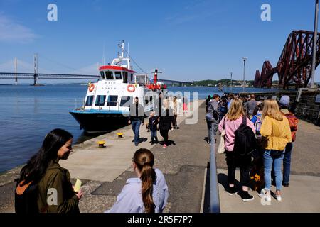 South Queensferry, Scozia, Regno Unito. 3rd giu 2023. Un alveare di attività al South Queensferry con i visitatori che godono il bel tempo soleggiato e partecipare a varie attività di sport acquatici e gite in barca. Tour in barca della Maid of the Forth con passeggeri al molo Hawes in attesa di imbarcarsi per un viaggio intorno all'estuario e ai ponti. Credit: Craig Brown/Alamy Live News Foto Stock